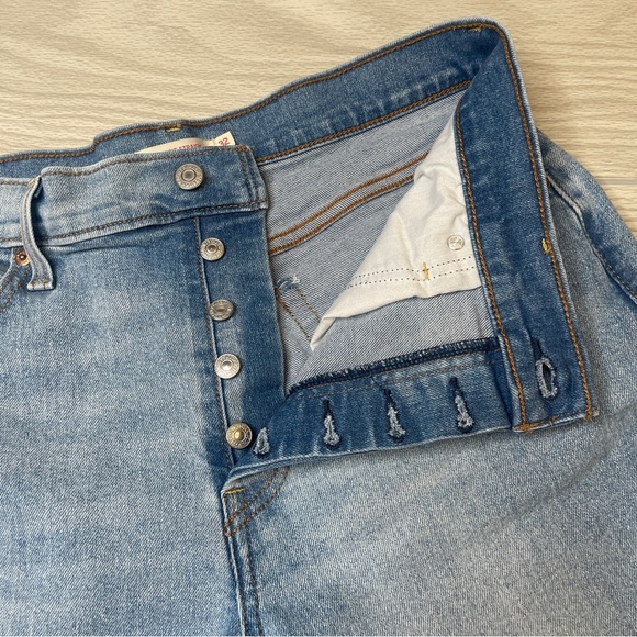Levi’s Wedgie Straight Button Fly Distressed Knees Light Wash Blue Jeans Size 32 - Picture 7 of 15